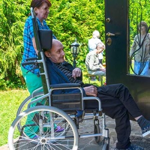Уход за инвалидами, лежачими больными и престарелыми в пансионатах SM-Pension